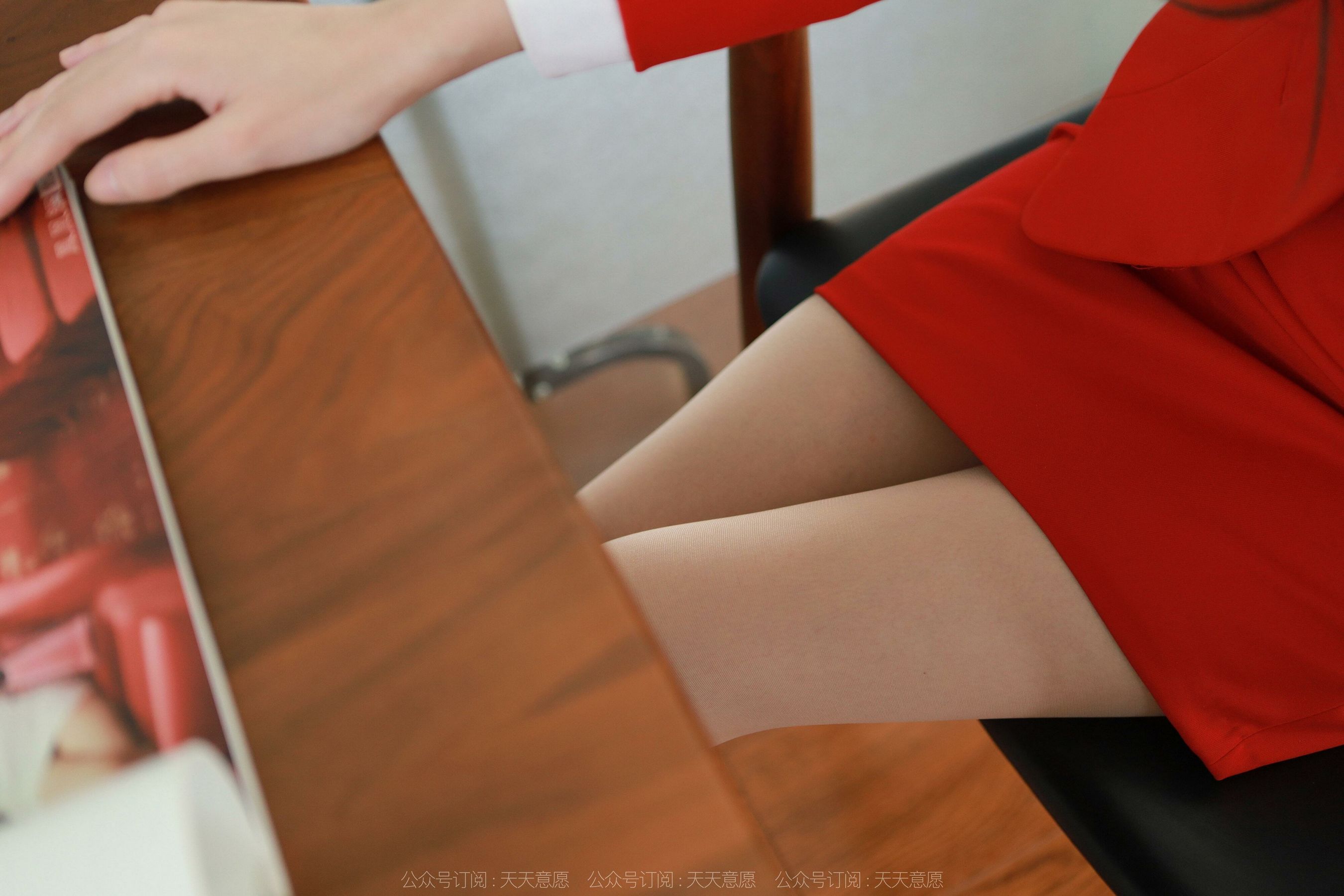 [异思趣向IESS] 模特：团团《红裙长腿OL》-喵次元